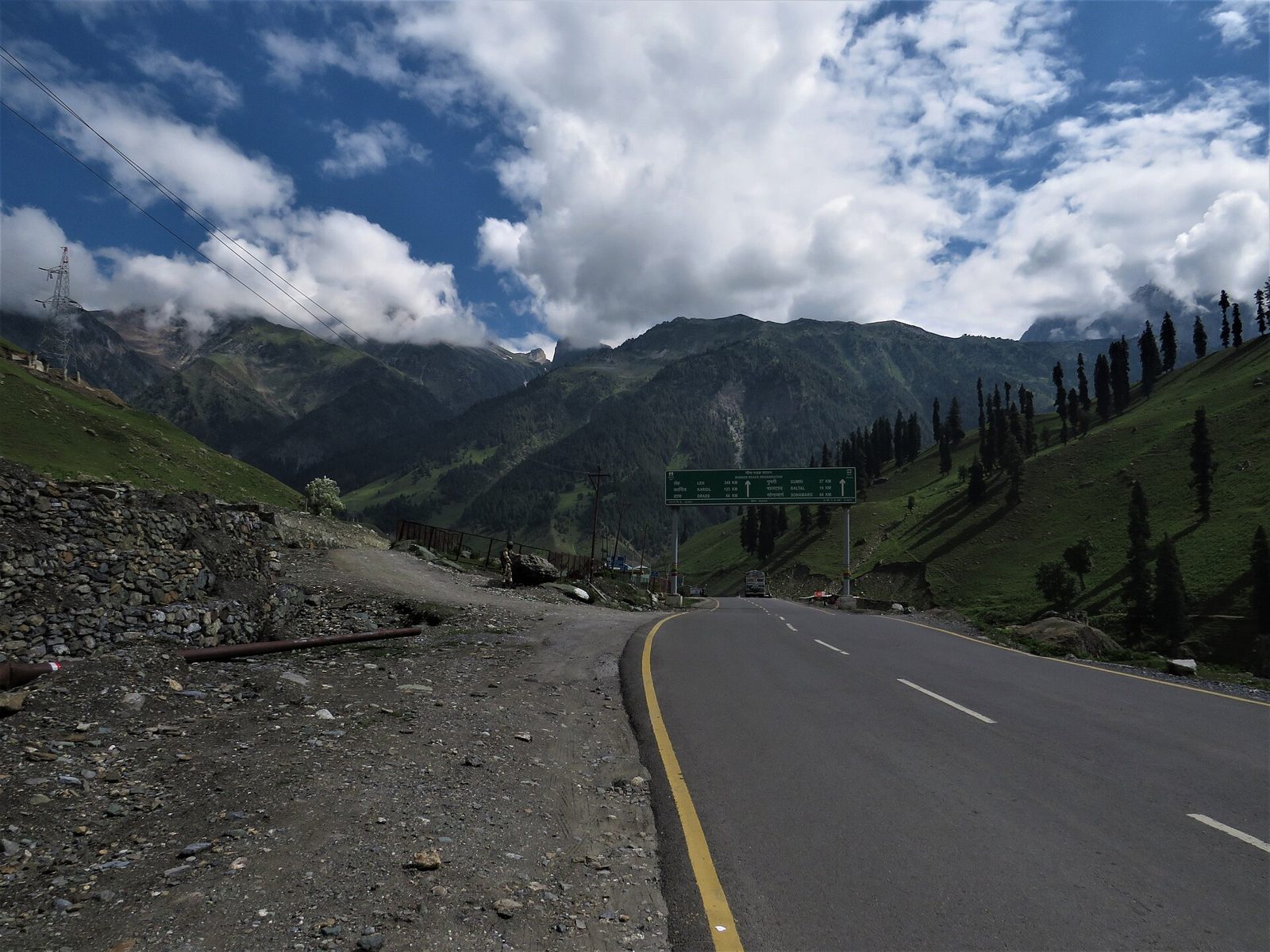 Road to Sonamarg on a self-drive car rental in Srinagar day trip