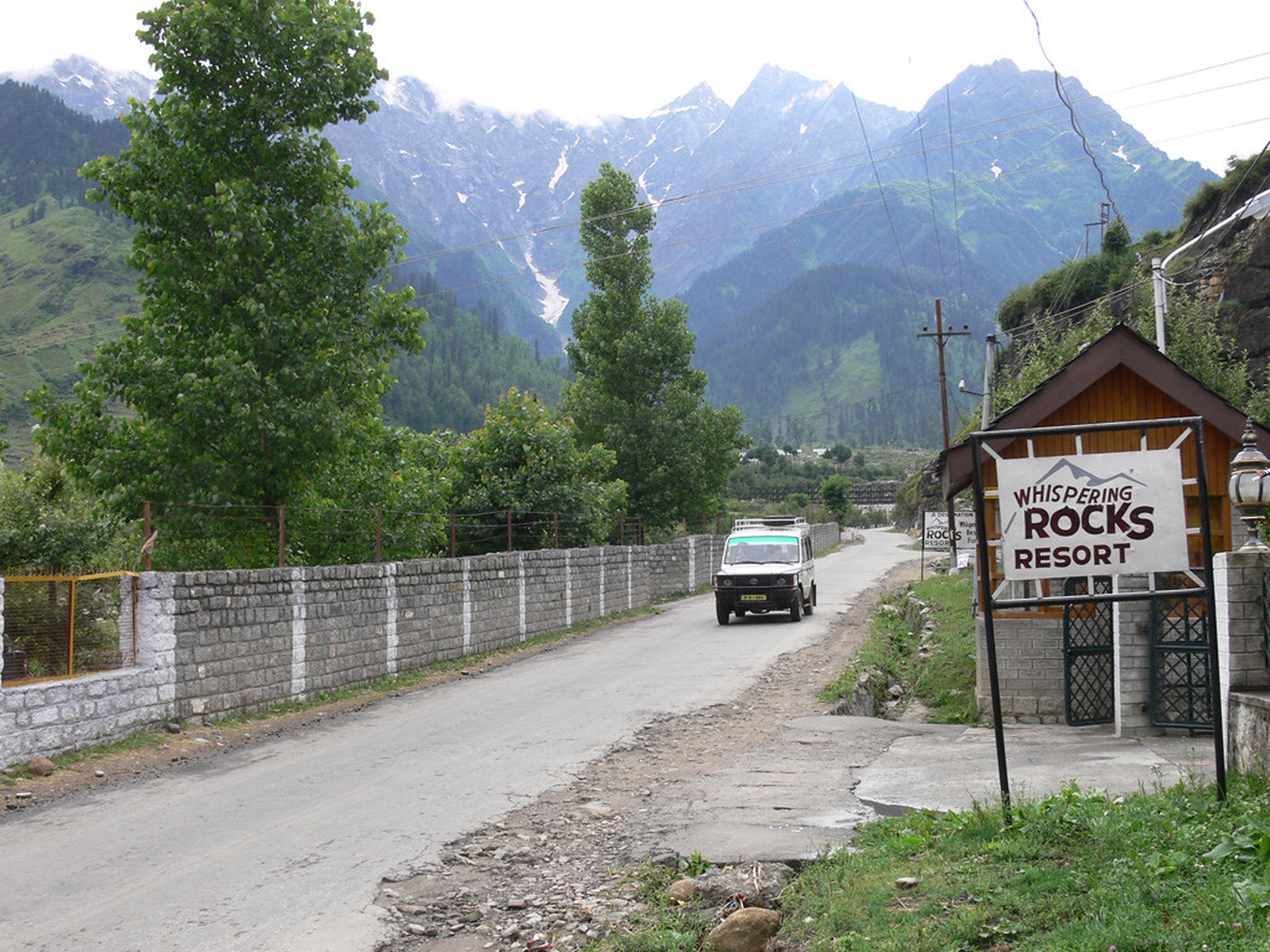 Road toward Solang Valley on a self-drive car rental in Manali day trip