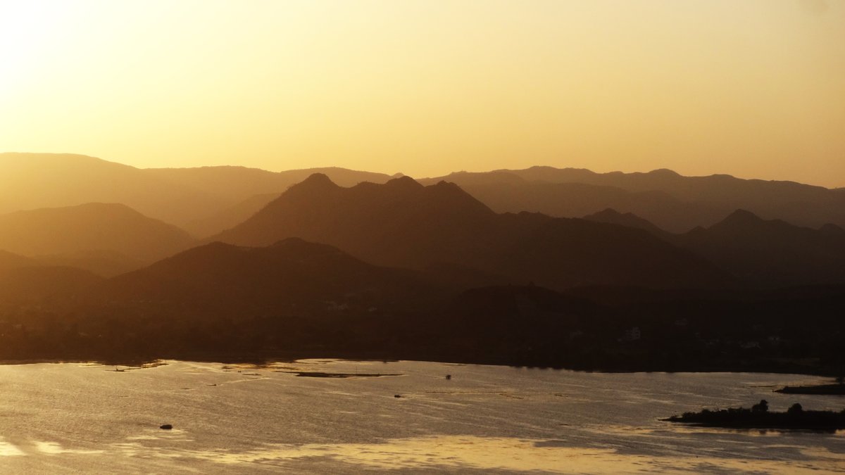 Lake Pichola sunset view near self-drive car rental in Udaipur before Kumbhalgarh drive