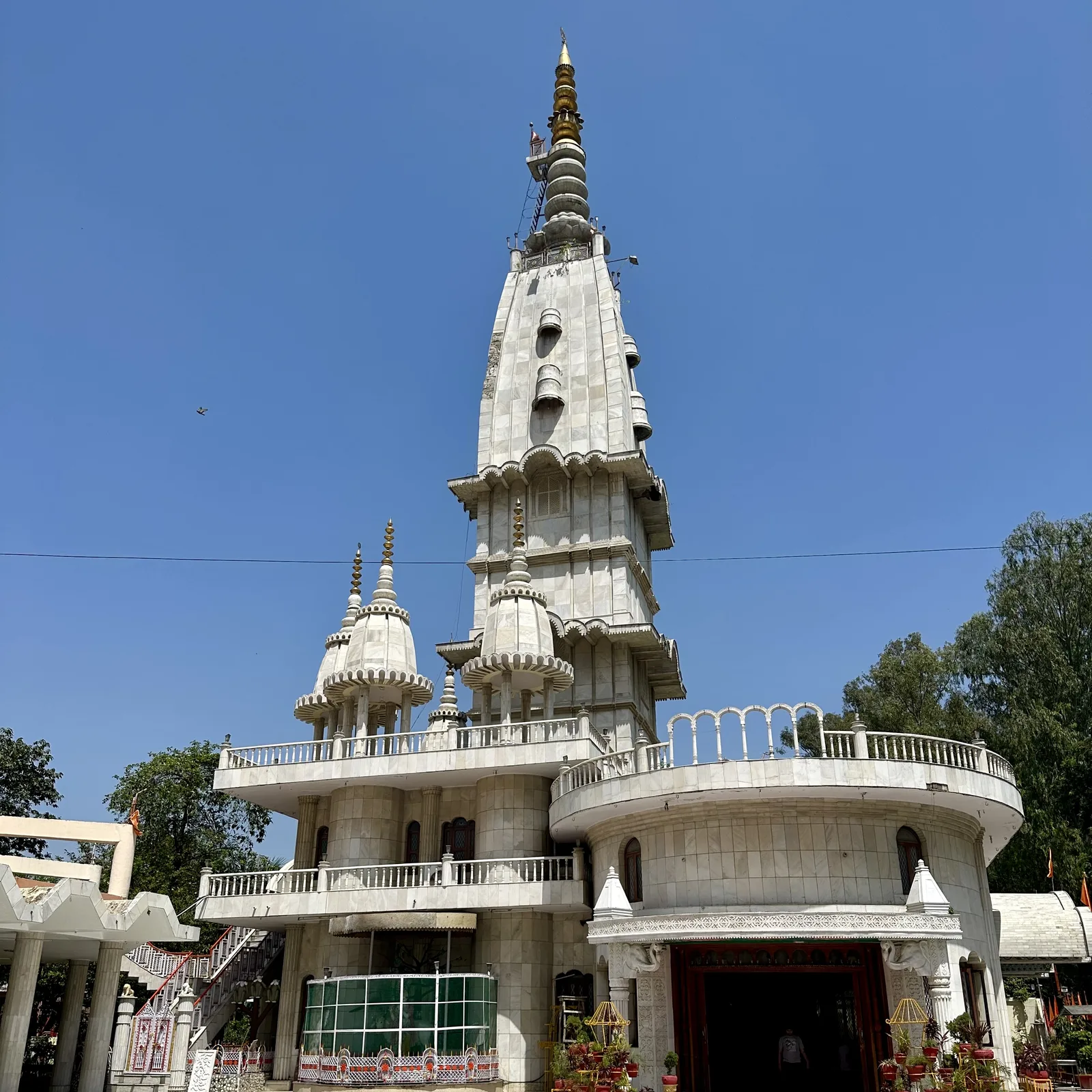 White spire of Augharnath Kali Paltan temple in Meerut Cantonment, the first stop on a car rental in Meerut day