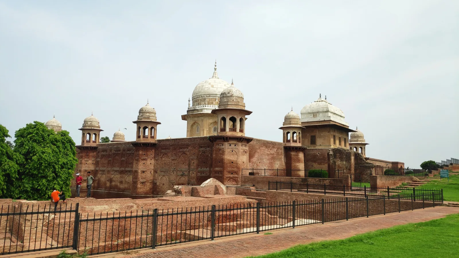 Red sandstone walls and white domes of Sheikh Chilli's Tomb above its Mughal garden in Thanesar, Kurukshetra