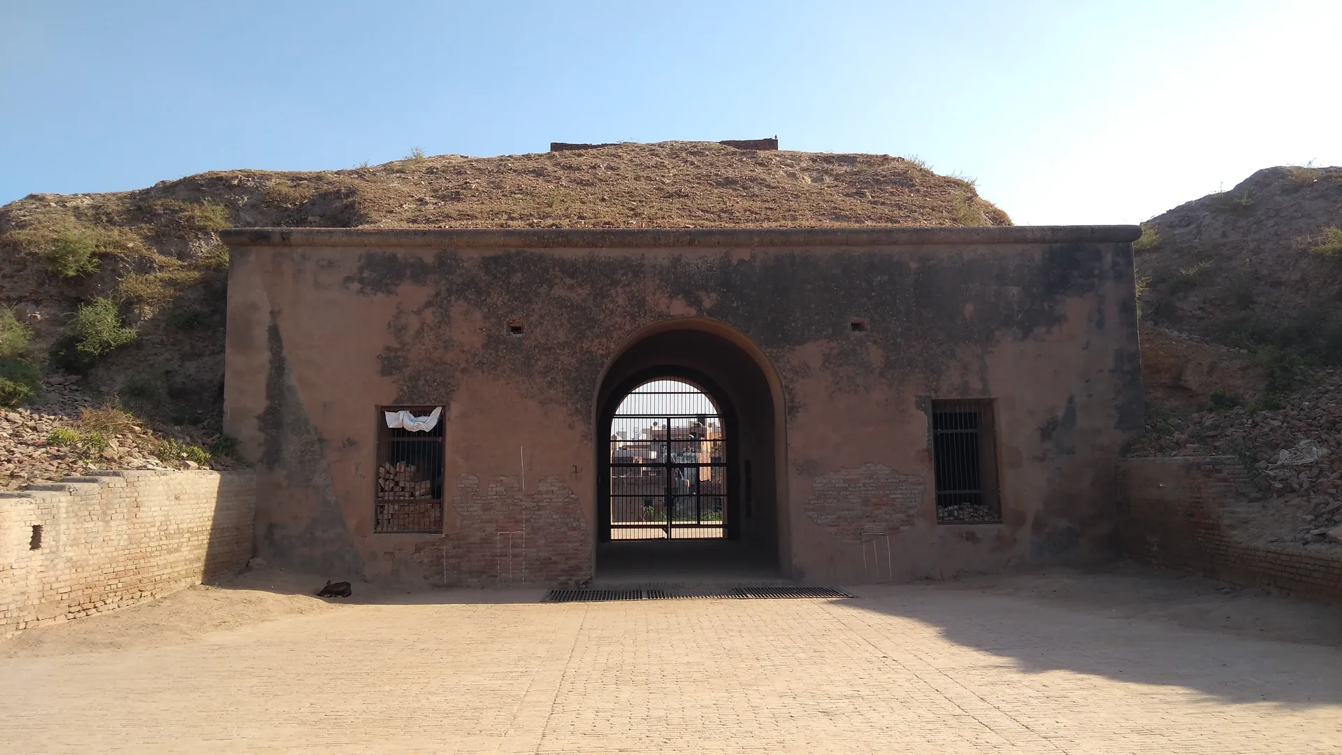Arched main gate of Asigarh Fort in Hansi under a clear sky, the first stop on a car rental in Rohtak day trip to Rakhigarhi