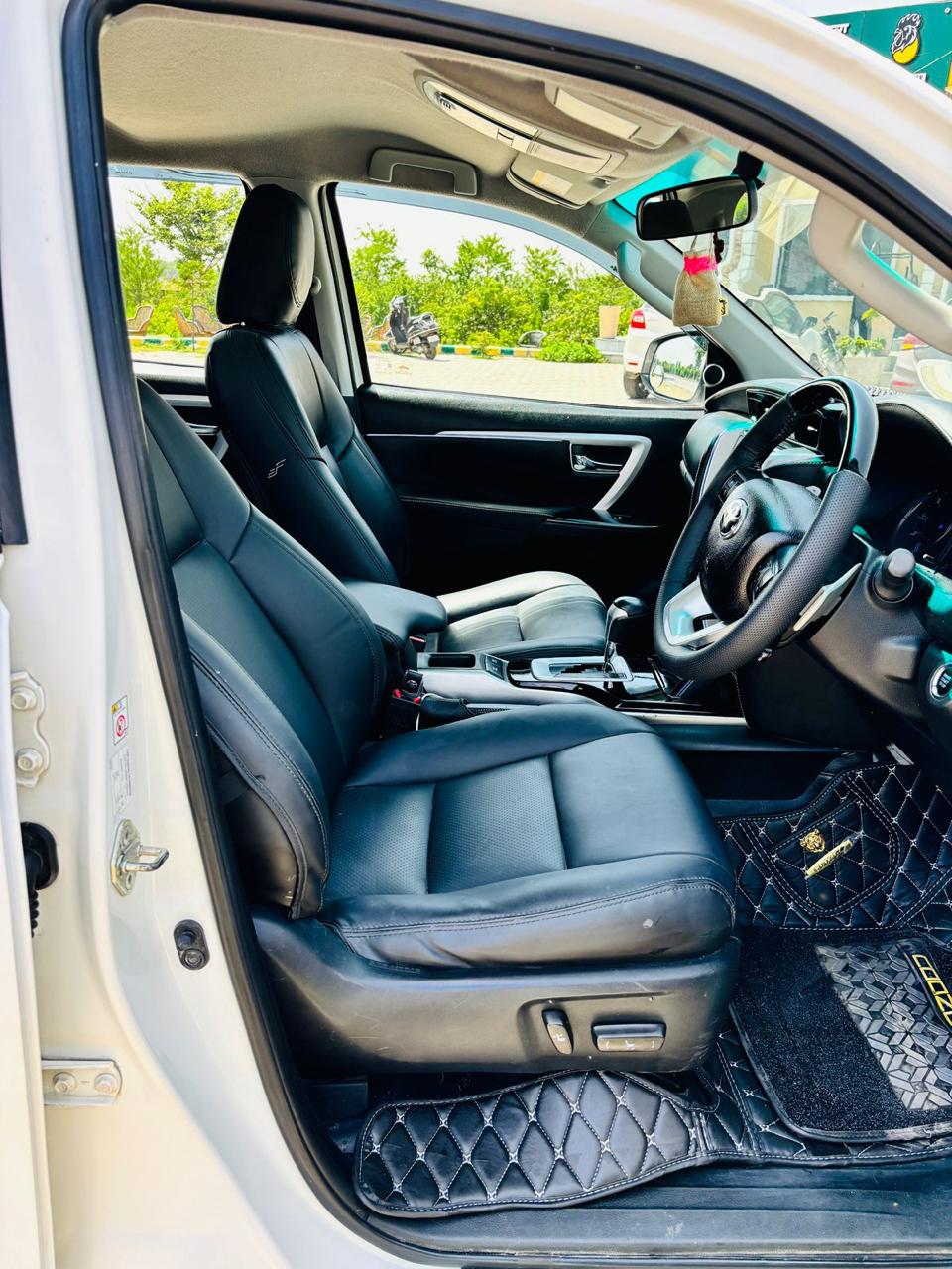 Photo 5 of Toyota Kirloskar Motor Pvt Fortuner (at) 2755.00cc 2023 available for rent on Hire N Ride