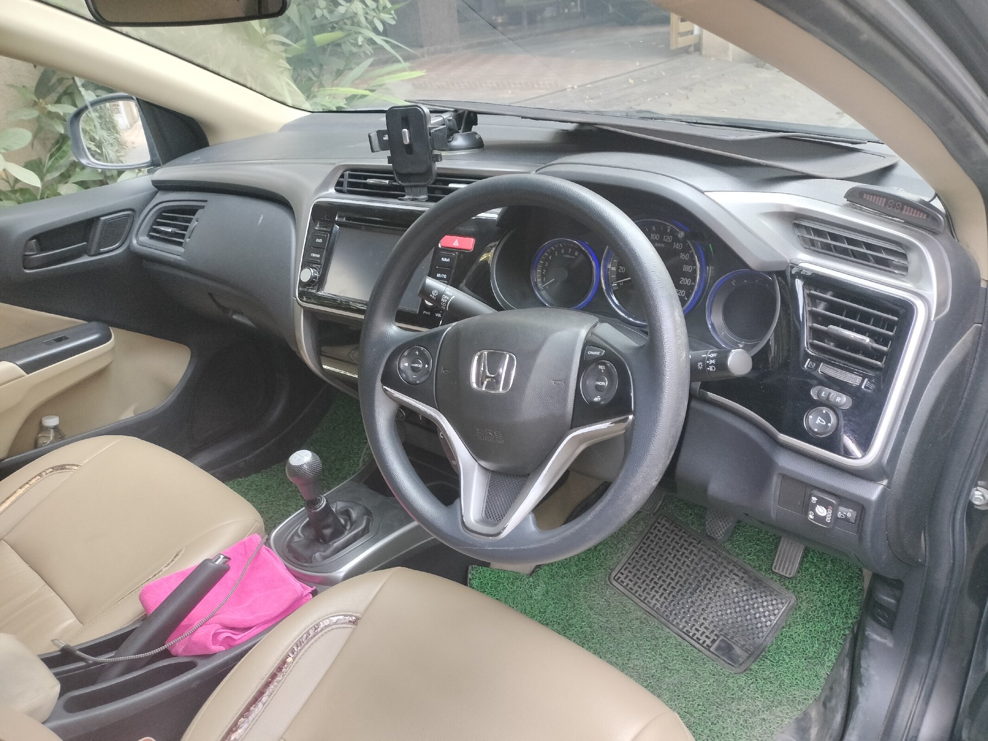 Photo 5 of Honda City Sv Mt 2015 available for rent on Hire N Ride