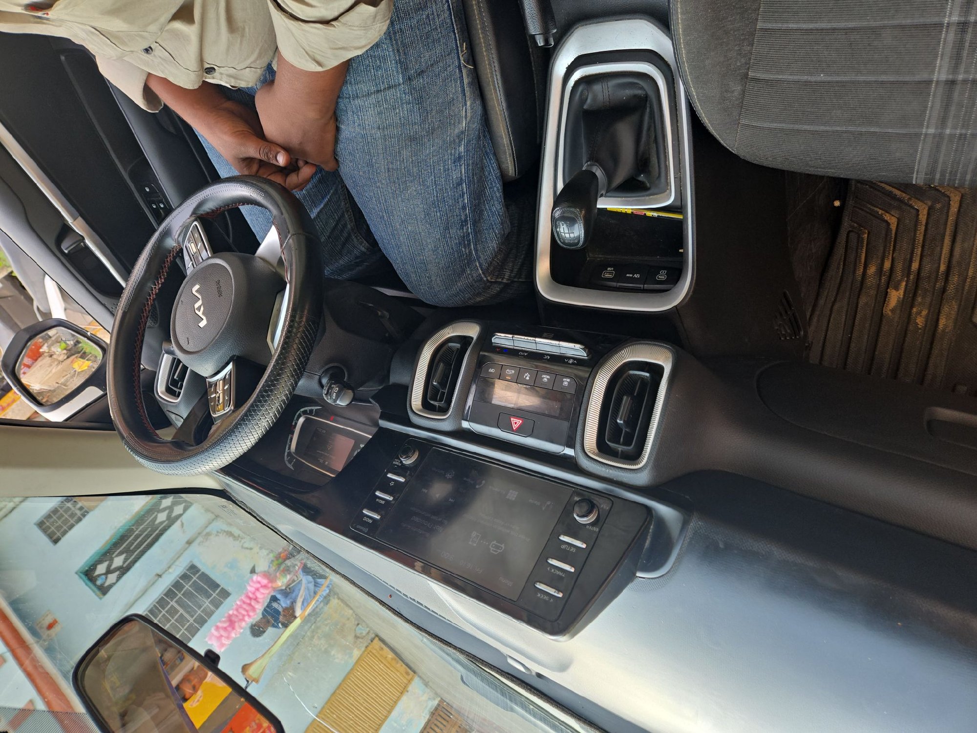 Photo 4 of Kia Sonet Htk 2025 available for rent on Hire N Ride
