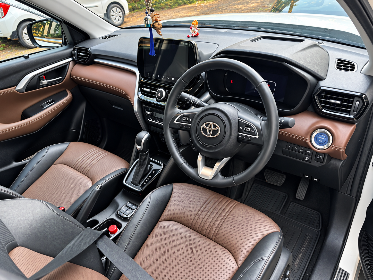 Photo 5 of Toyota Urban Cruiser V Hybrid 2025 available for rent on Hire N Ride